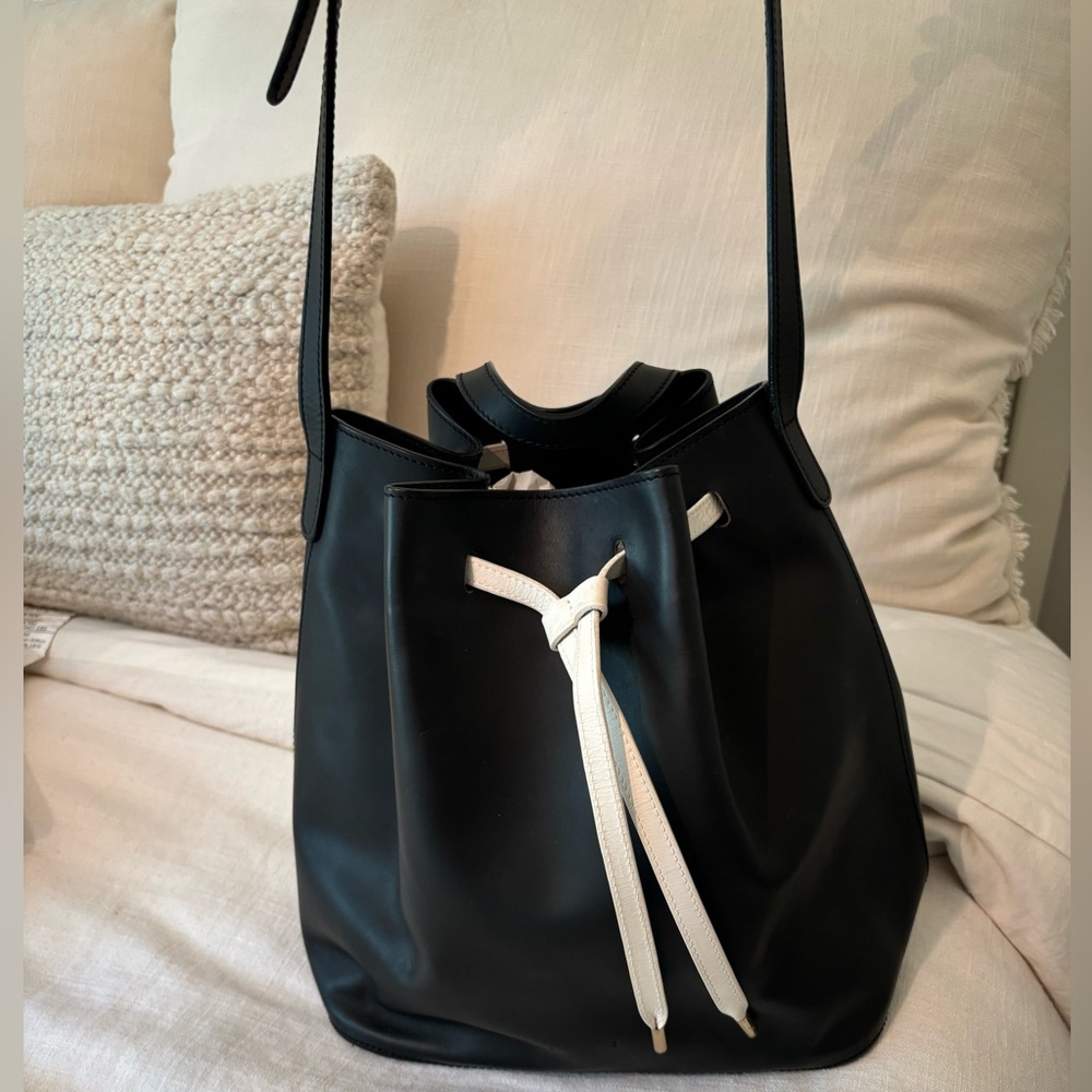 AB 103.1 MEDIUM BUCKET BAG